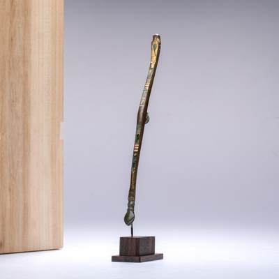 日本大阪雅和auction 2025金秋競賣會第一期 - 漢 鎏金帶鉤 尺寸:L:20.5cm 備註:木箱,底座