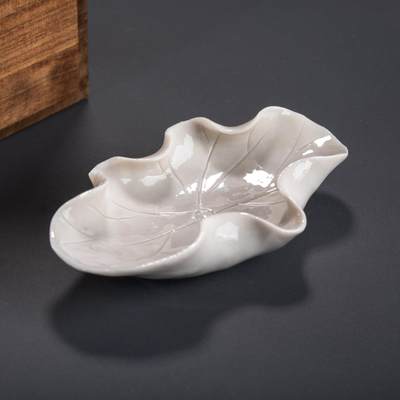 日本大阪雅和auction 2025金秋競賣會第一期 - 清 白釉荷葉形筆舔 尺寸:W:11 H:2.5cm 備註:木箱