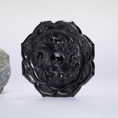 日本大阪雅和auction 2025金秋競賣會第一期 - 唐 八角瑞獸花鳥鏡 尺寸:D:11.5 H:0.5cm
