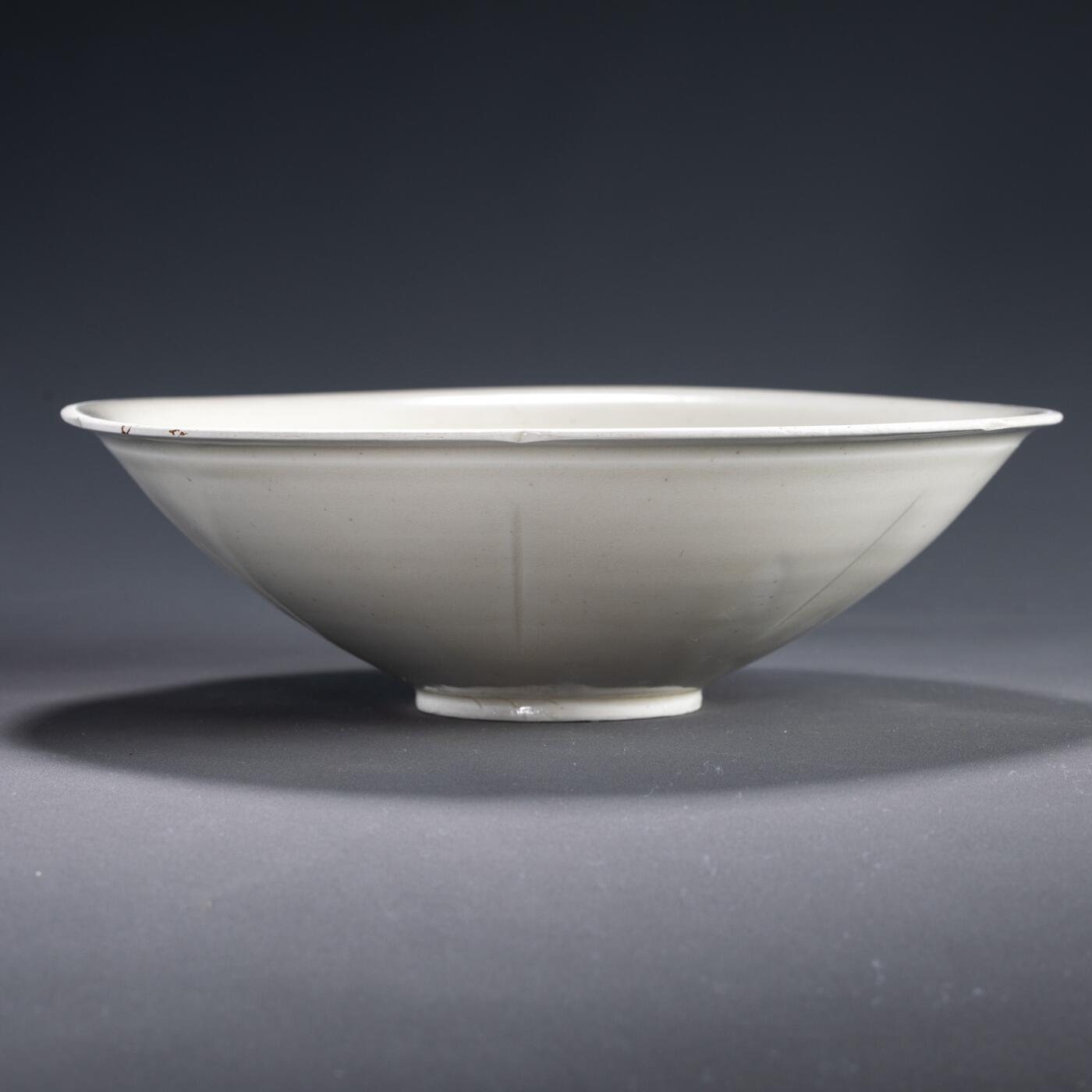 日本大阪雅和auction 2025金秋競賣會第一期 宋 定窯刻花花草紋茶碗 尺寸:D:21 H:6cm