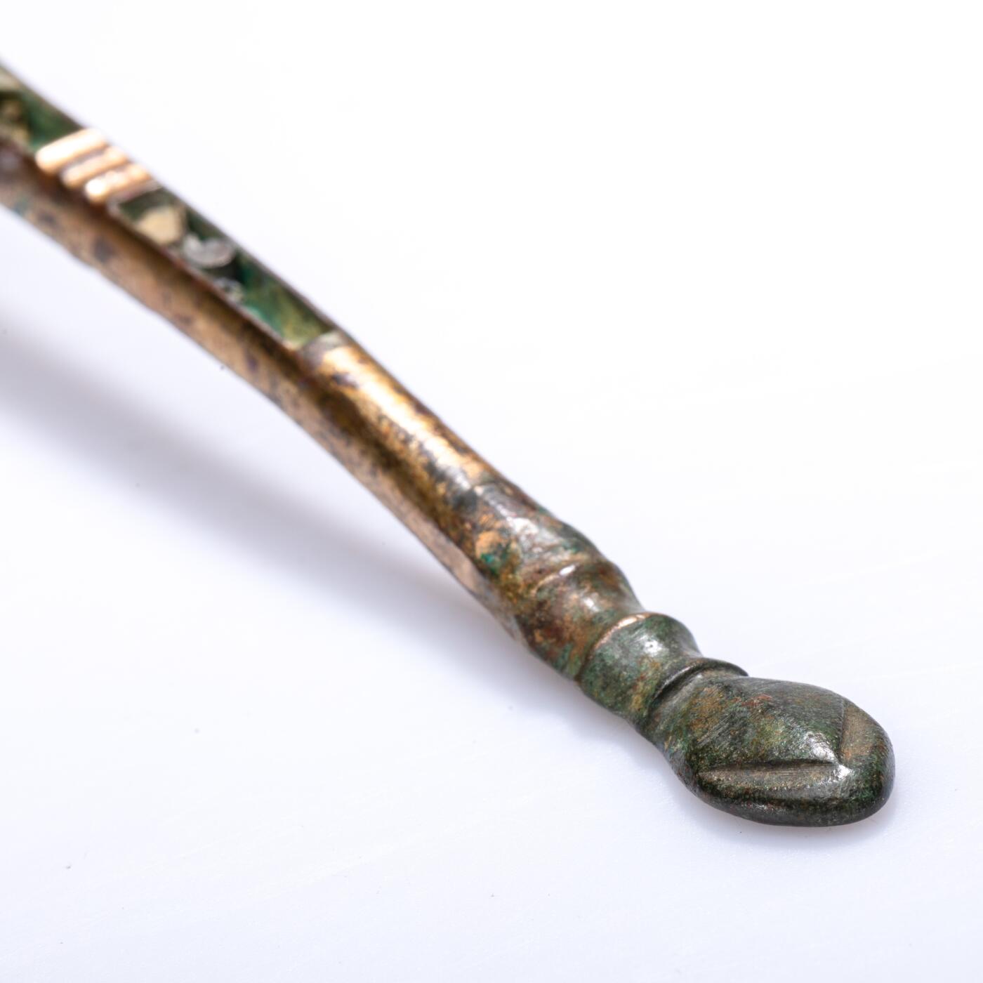 日本大阪雅和auction 2025金秋競賣會第一期 漢 鎏金帶鉤 尺寸:L:20.5cm 備註:木箱,底座