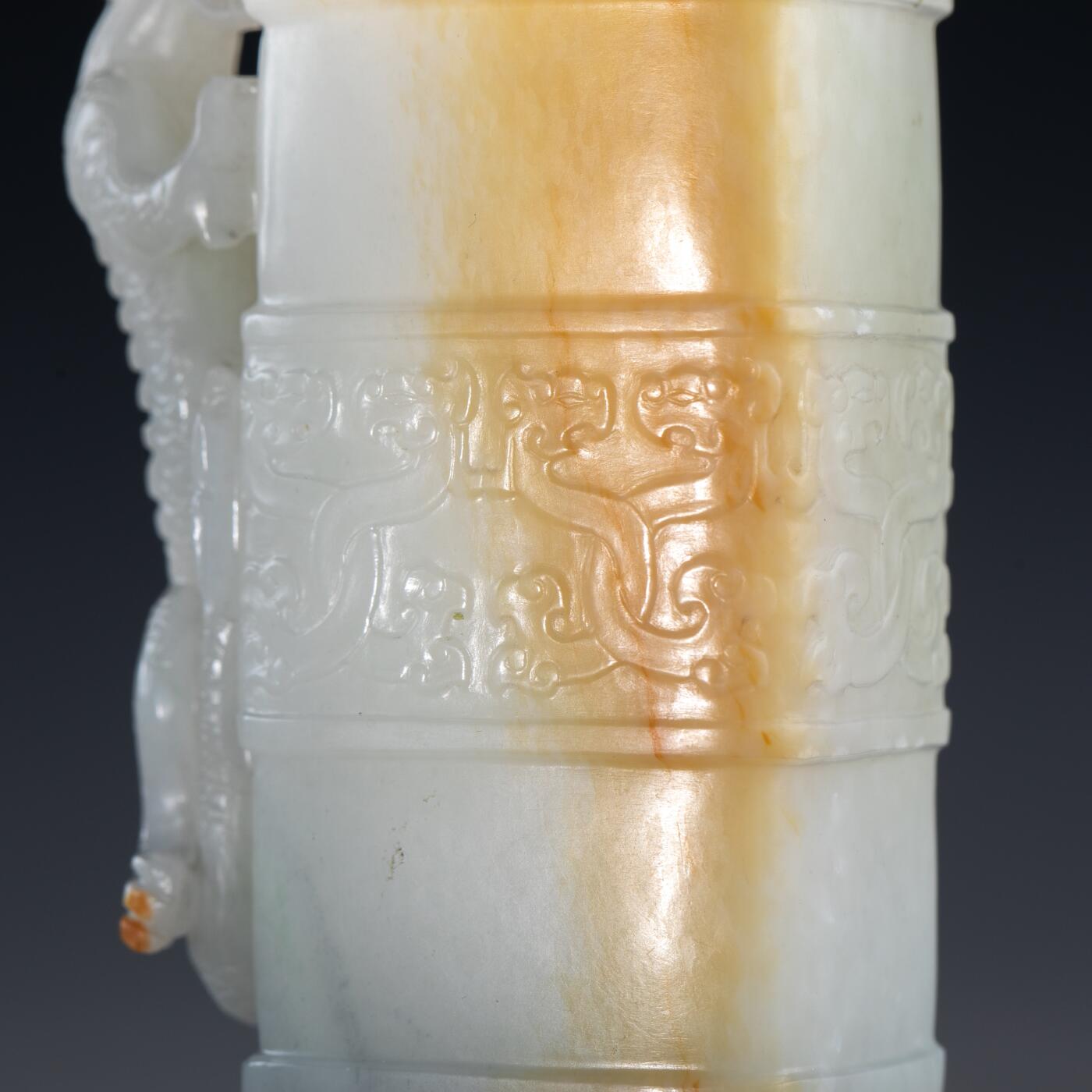 日本大阪雅和auction 2025金秋競賣會第一期 清 白玉龍紋梔杯 尺寸:W:5.5 H:9.5cm 備註:盒付