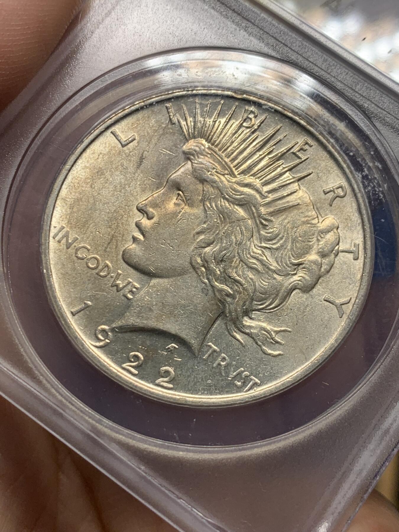 《竞宝斋》第435场 周日，周一2场连拍 （全场包邮） ANACS AU58 小黄盒 1922年美国和平银币，两面带着黄油光，实物不错。