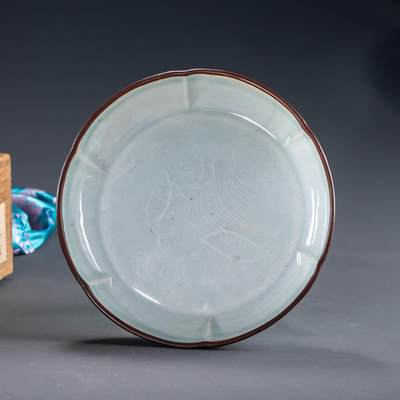 日本大阪雅和auction 2025金秋競賣會第一期 - 宋 魚紋青瓷洗 尺寸:D:15.5 H:2.8cm 備註:木箱