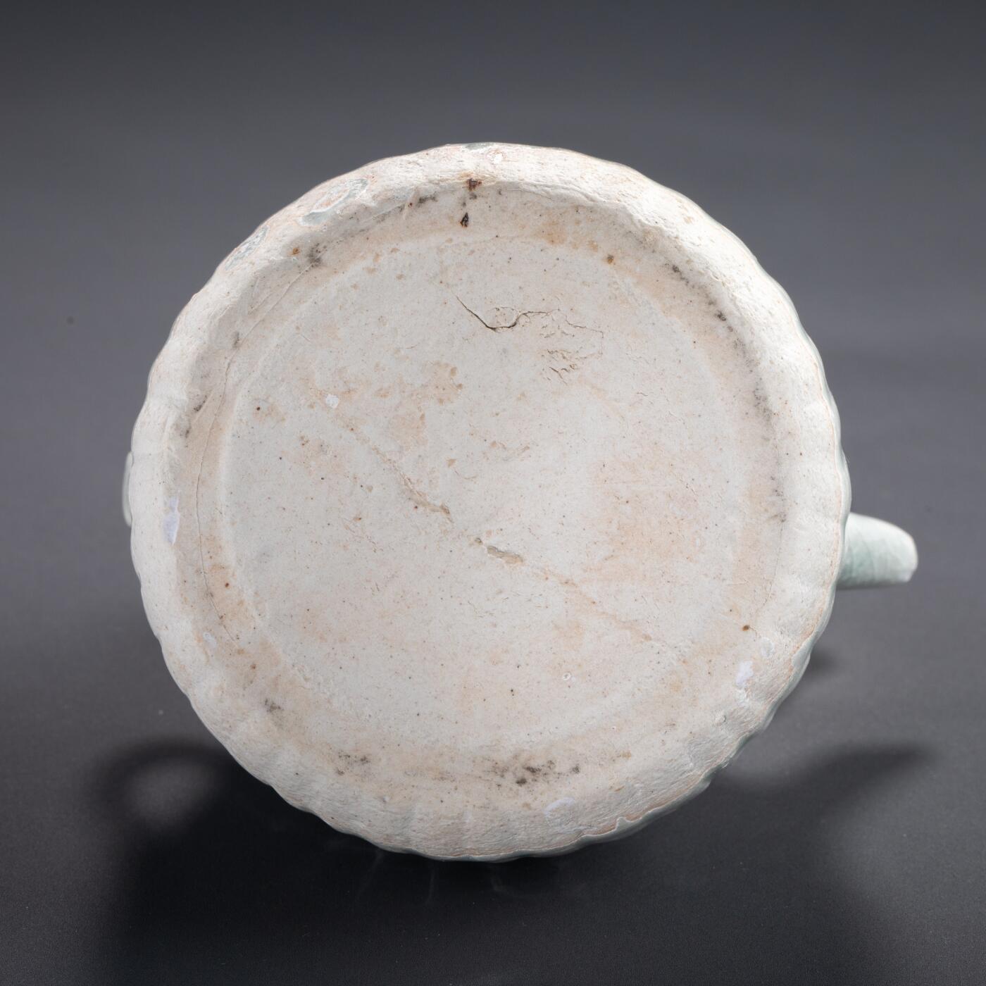 日本大阪雅和auction 2025金秋競賣會第一期 宋 湖田窯執壺 尺寸:W:11 H:9cm 備註:盒付   本器為宋代湖田窯所製執壺，通體施青白釉，釉色清潤柔和，溫潤如玉。壺身與蓋飾以螺旋剔刻紋，刀工流暢，層次分明，體現極高工藝水準。壺形端正，流口、把手與蓋鈕比例協調，實用與美觀兼具。此壺保存完好，為古瓷愛好者與茶道收藏者不可多得之佳品。