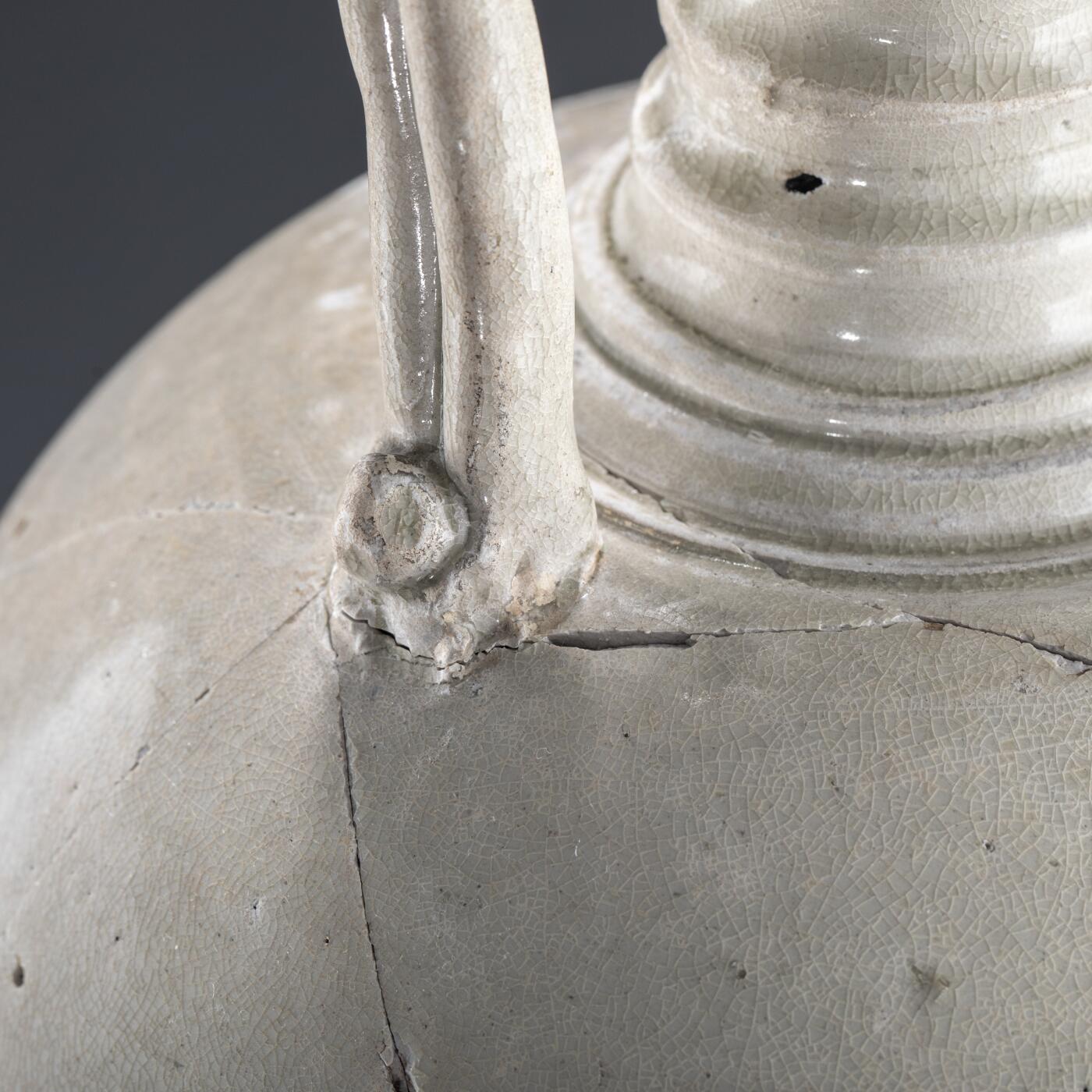 日本大阪雅和auction 2025金秋競賣會第一期 唐 白釉雙龍瓶 尺寸:D:26 H:52cm