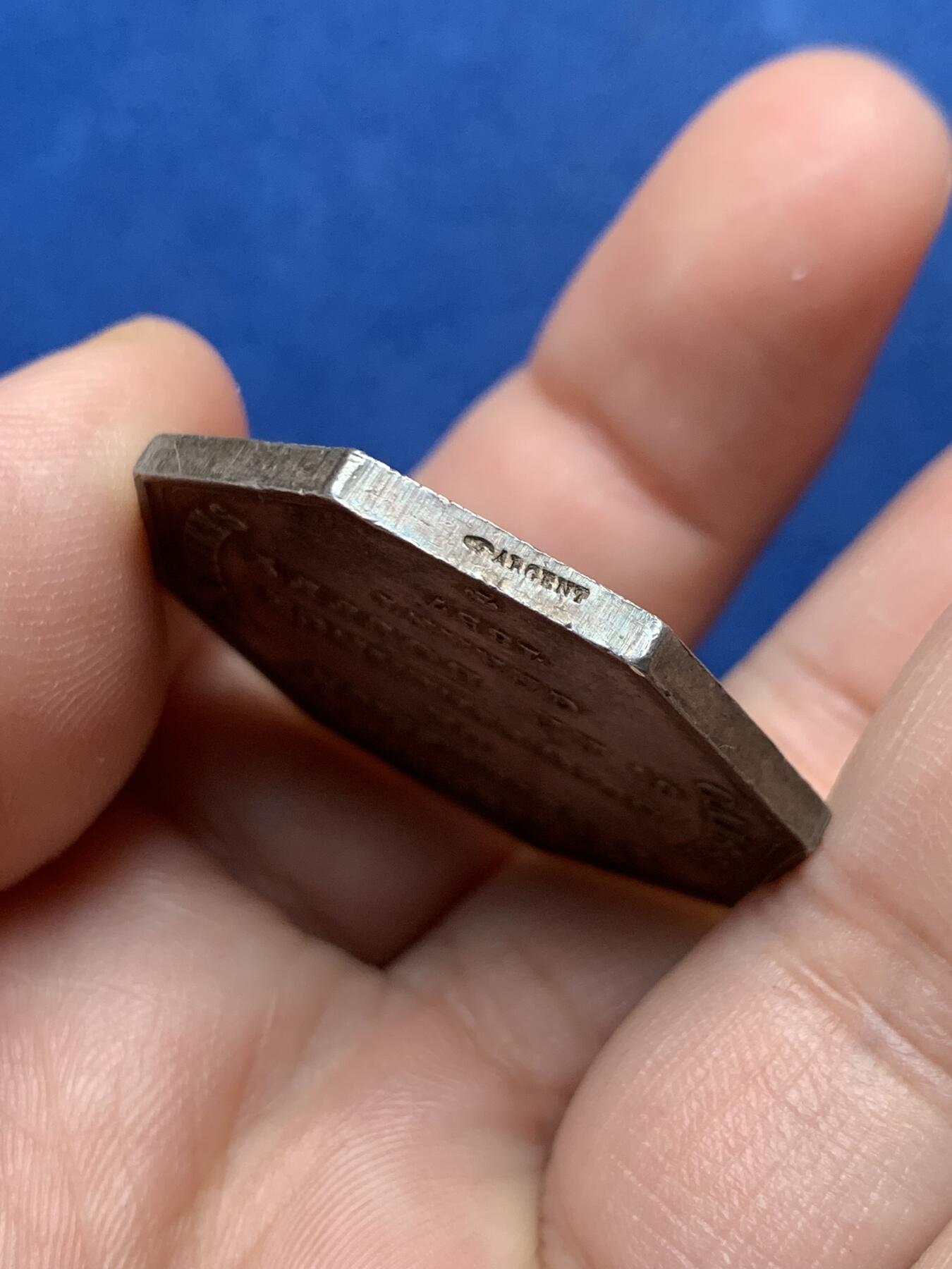 《竞宝斋》第435场 周日，周一2场连拍 （全场包邮） 法国1857年亚眠商业银行监督委员会八角银章，33.6MM，18.18克，手指银标