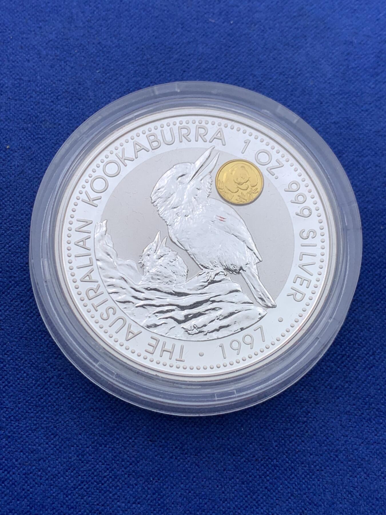 《竞宝斋》第435场 周日，周一2场连拍 （全场包邮） 澳大利亚 1997年 笑翠鸟 熊猫镶嵌银币 含纯银1盎司999银，镶嵌部分重约0.5克黄金，发行1.5万枚，为上海国际钱币展而发行，细节见图。