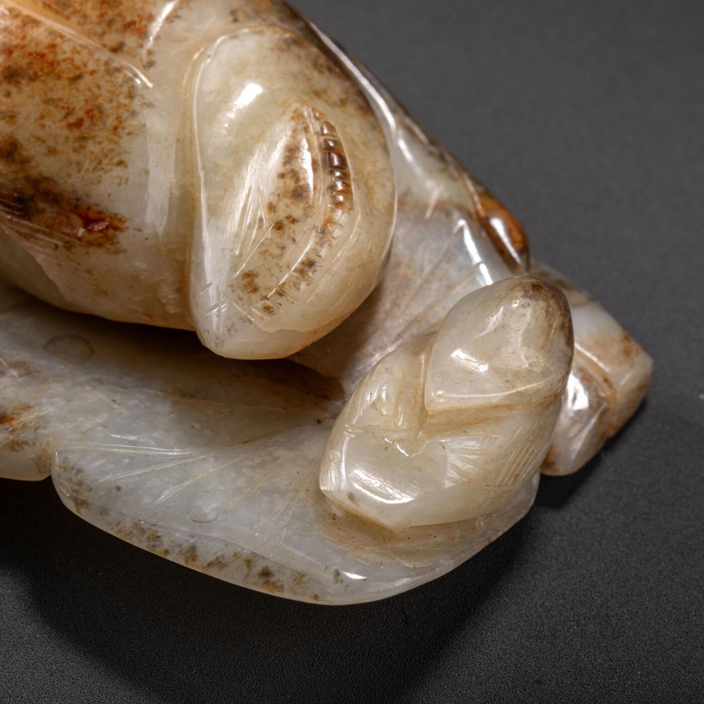 日本大阪雅和auction 2025金秋競賣會第一期 明 荷葉戲鴛玉把件 尺寸:L:7.5 W:5cm