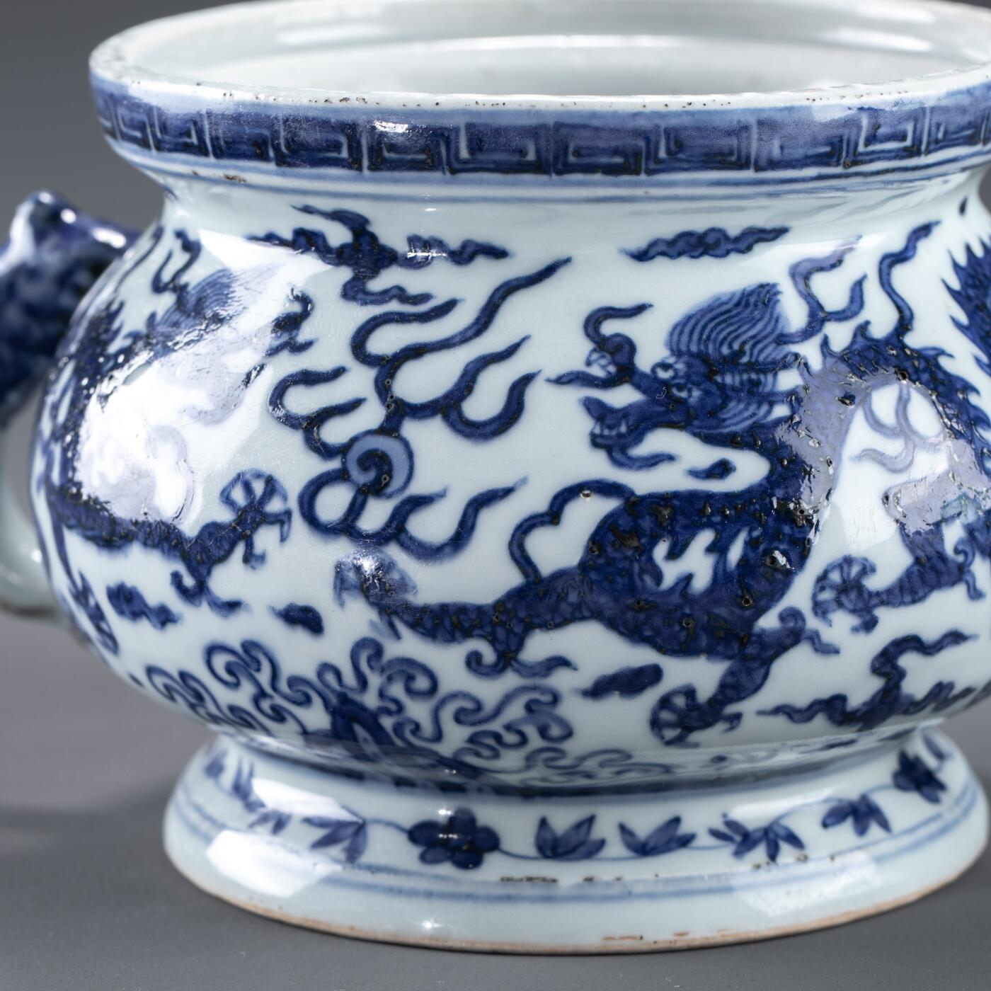 日本大阪雅和auction 2025金秋競賣會第一期 明 青花龍紋簋式爐 尺寸:W:23 H:12.5cm