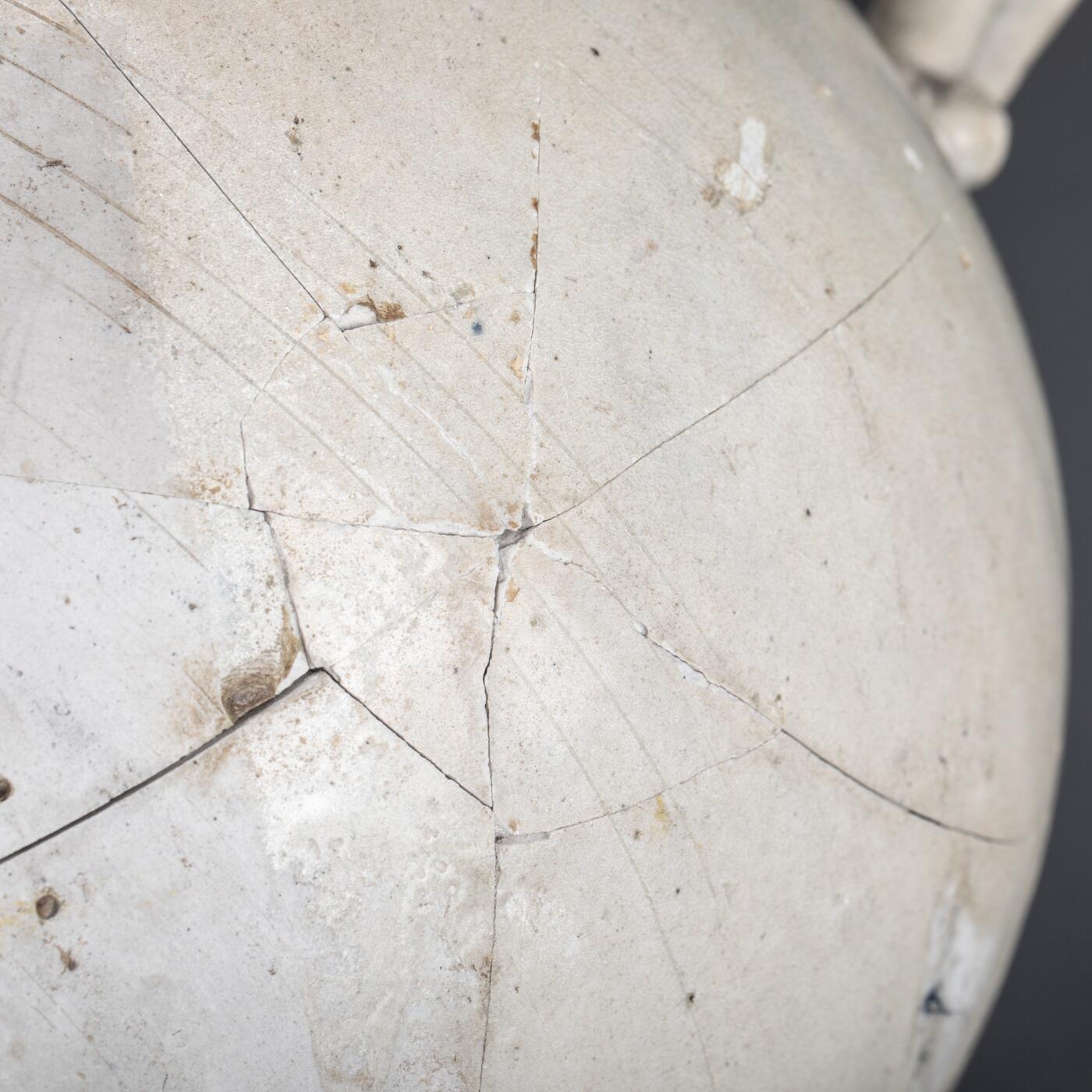 日本大阪雅和auction 2025金秋競賣會第一期 唐 白釉雙龍瓶 尺寸:D:26 H:52cm