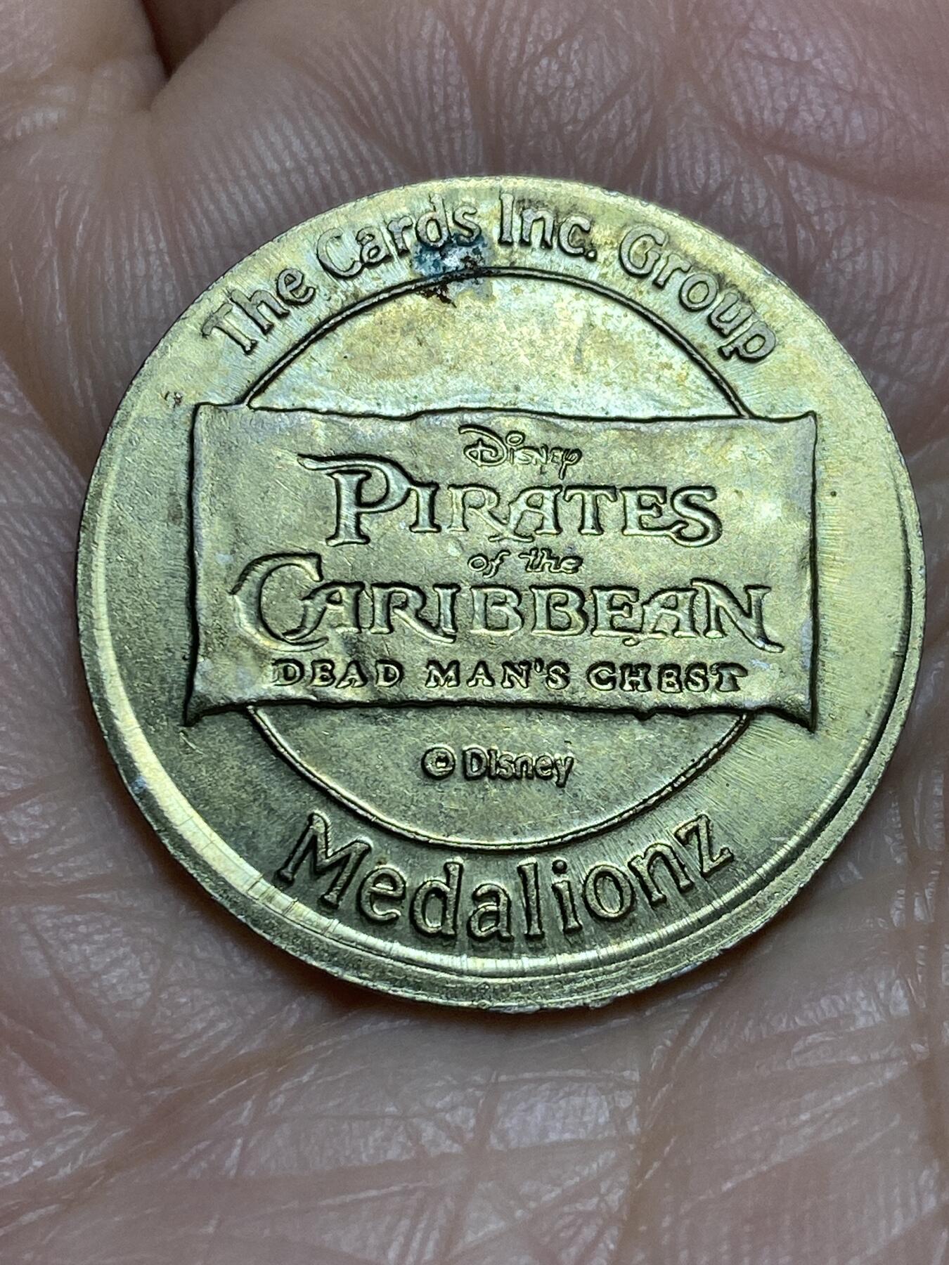 2025年第一百二十二场(总第一百四十八场）外国好品散币(免佣金) 美国🇺🇸迪士尼纪念章(电影–加勒比海盗：聚魂棺纪念章)