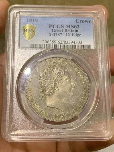 《竞宝斋》第435场 周日，周一2场连拍 （全场包邮） - PCGS MS62 英国1819年乔治三世马剑1克朗 淡彩包浆 细节保存得非常好