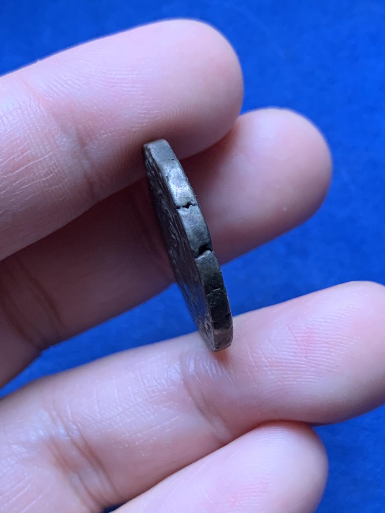 《竞宝斋》第435场 周日，周一2场连拍 （全场包邮） 公元前42-前39年 帕加马王国蛇篮4德拉克马银币 重12.43克 Cistophorus（κιστοφόρος）是古代帕伽马的硬币。它于公元前190年在该城市被引入，为王国提供塞琉古银币和菲莱泰罗斯四德拉克马银币的替代品。它也被王国控制下的许多其他城市所使用。在罗马人征服帕伽马后，该货币被继续以不同的类型铸造流通，直到哈德良时代。它的关税面值为4德拉克马，但重量仅为3德拉克马