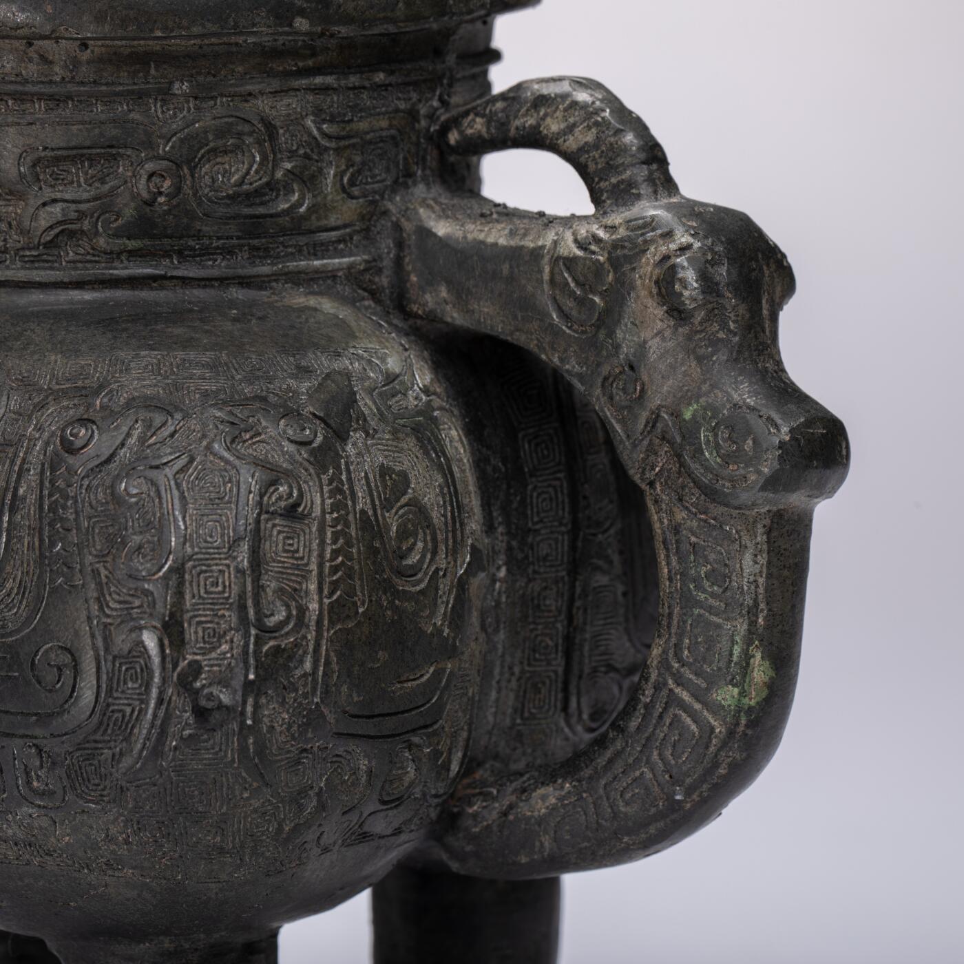 日本大阪雅和auction 2025金秋競賣會第一期 宋 铜凤鸟纹龙柄盉 尺寸:W:23 H:19cm 備註:盒付