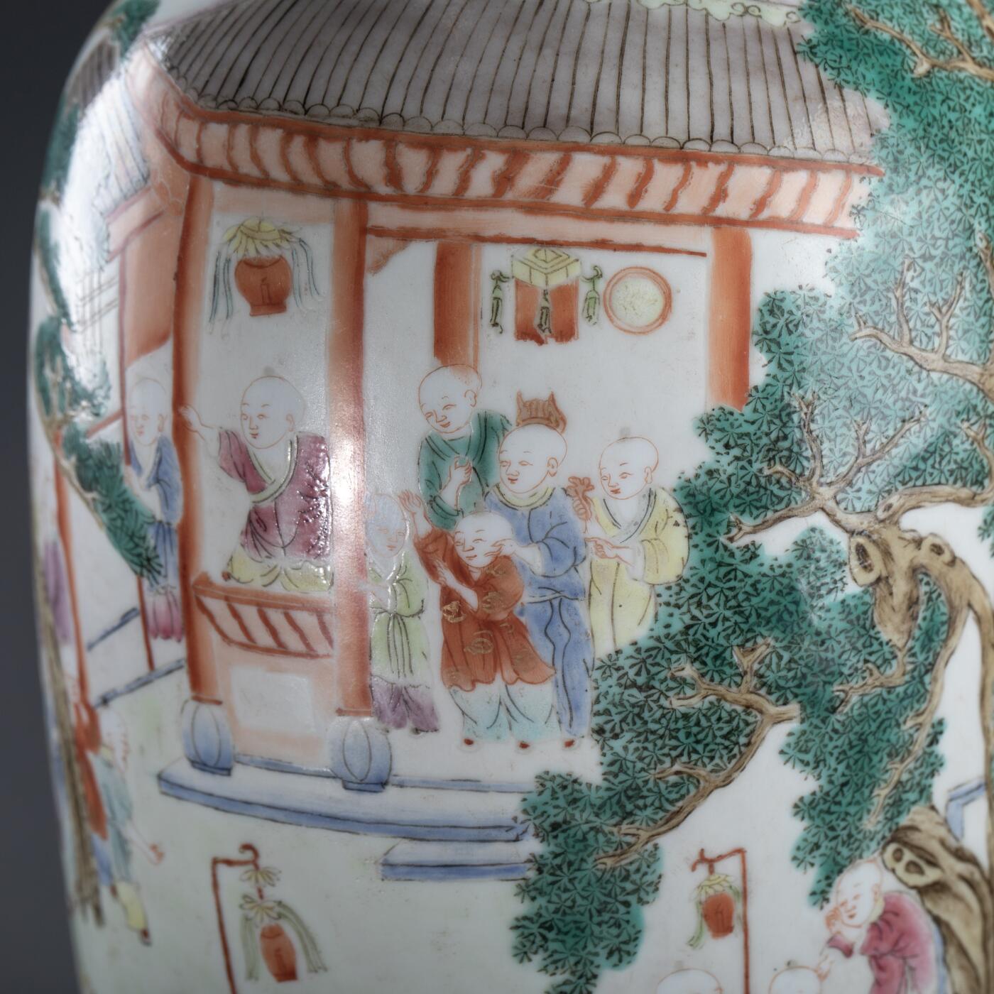 日本大阪雅和auction 2025金秋競賣會第一期 清嘉慶 粉彩戲嬰圖花入 尺寸:W:13 H:27cm 備註:木箱