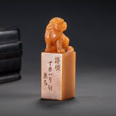 日本大阪雅和auction 2025金秋競賣會第一期 - 清 田黃獸鈕詩文印 尺寸:L:2.4 W:2.5 H:7.5cm 備註:盒付