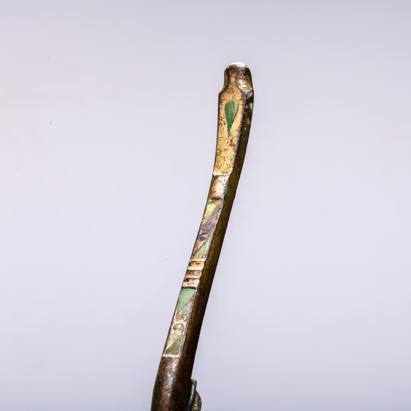 日本大阪雅和auction 2025金秋競賣會第一期 漢 鎏金帶鉤 尺寸:L:20.5cm 備註:木箱,底座