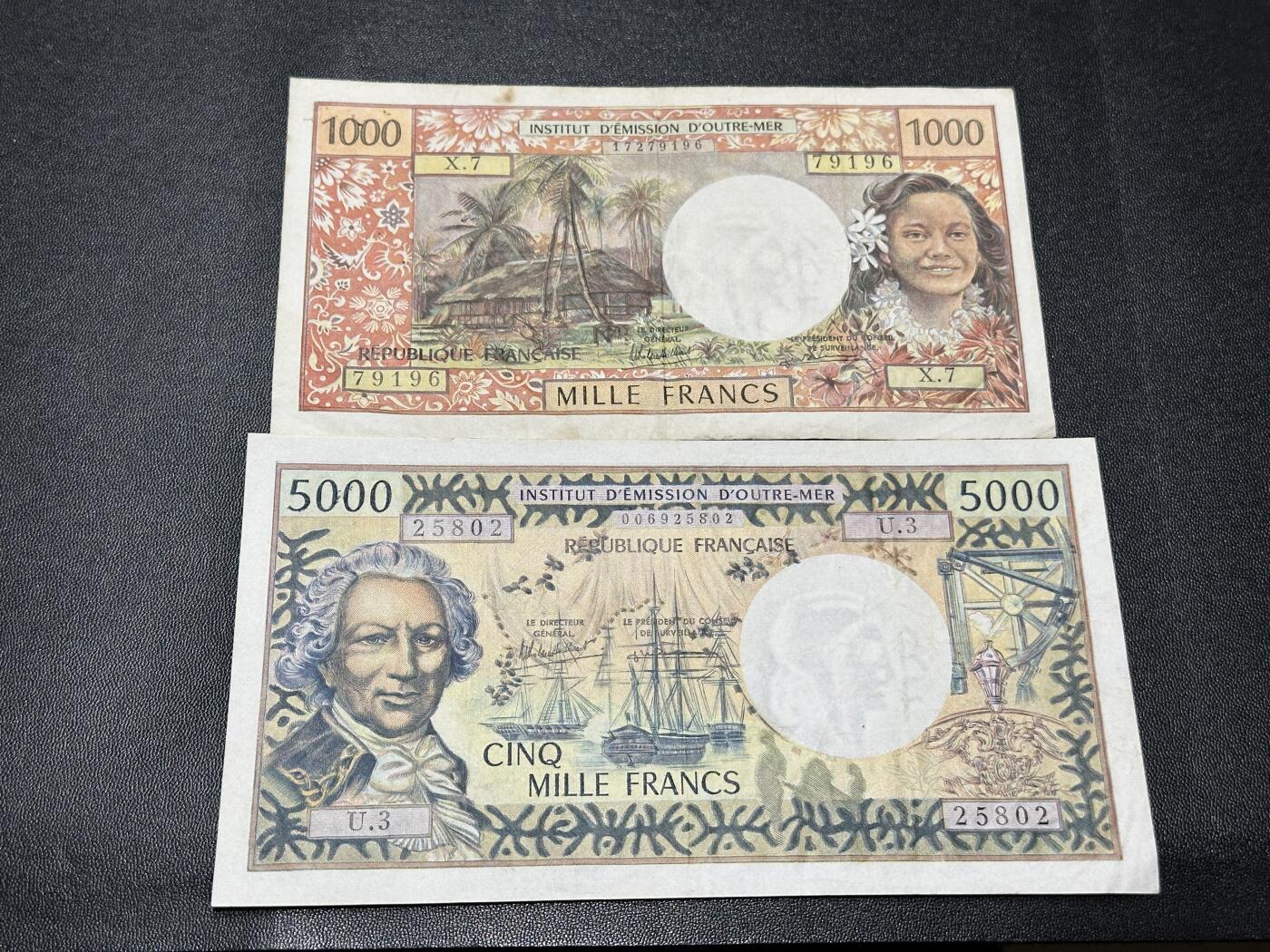 《外钞收藏家》第五百八十一期（畅拍场）（本平台长期征集拍品、欢迎藏友们联系合作） 法属太平洋1000和5000法郎 2张一起 非全新 品相如图