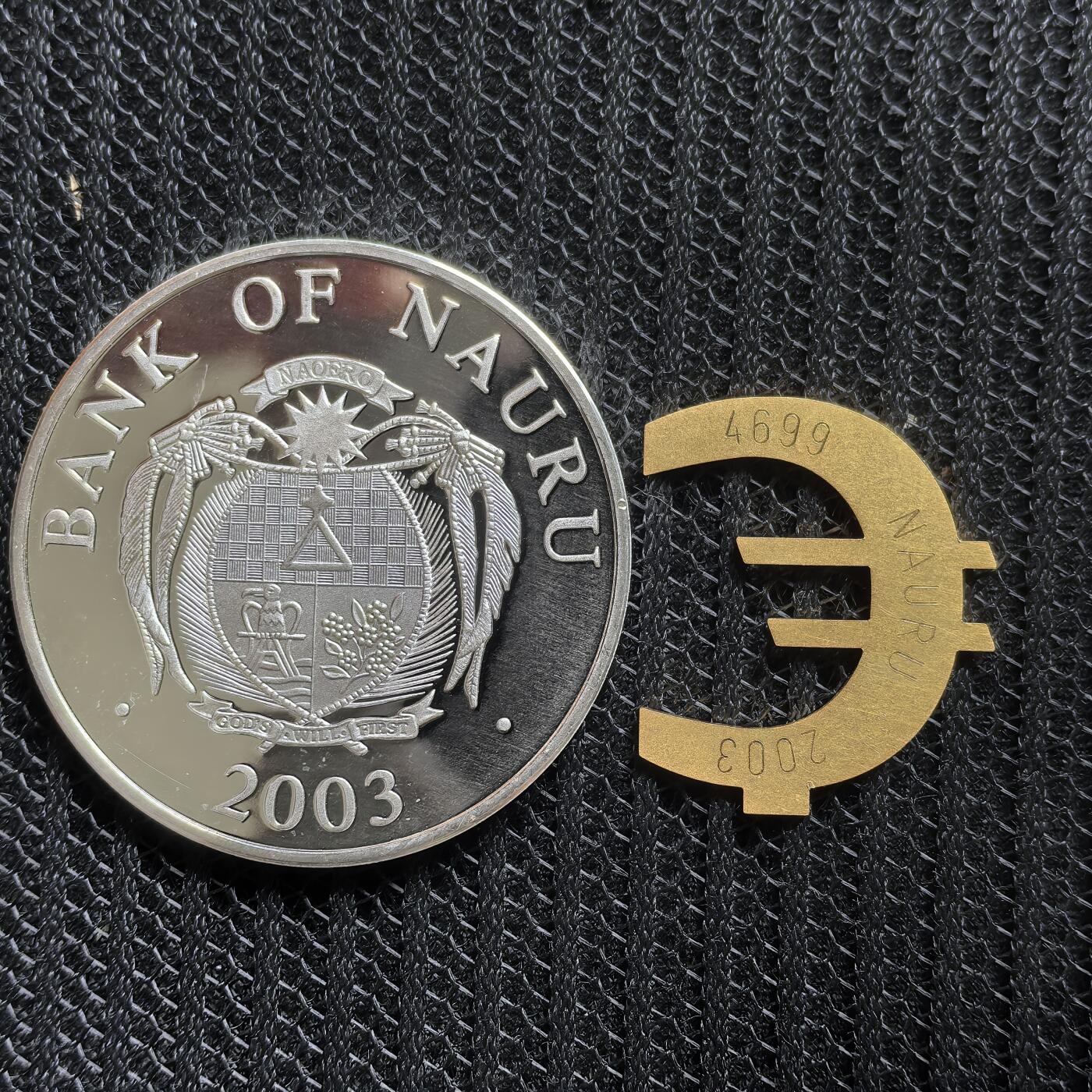 道一币馆币章第一百五十四场 瑙鲁2003年欧元发行一周年10元精制银币 独立镀金贴章  31.1g 999S 