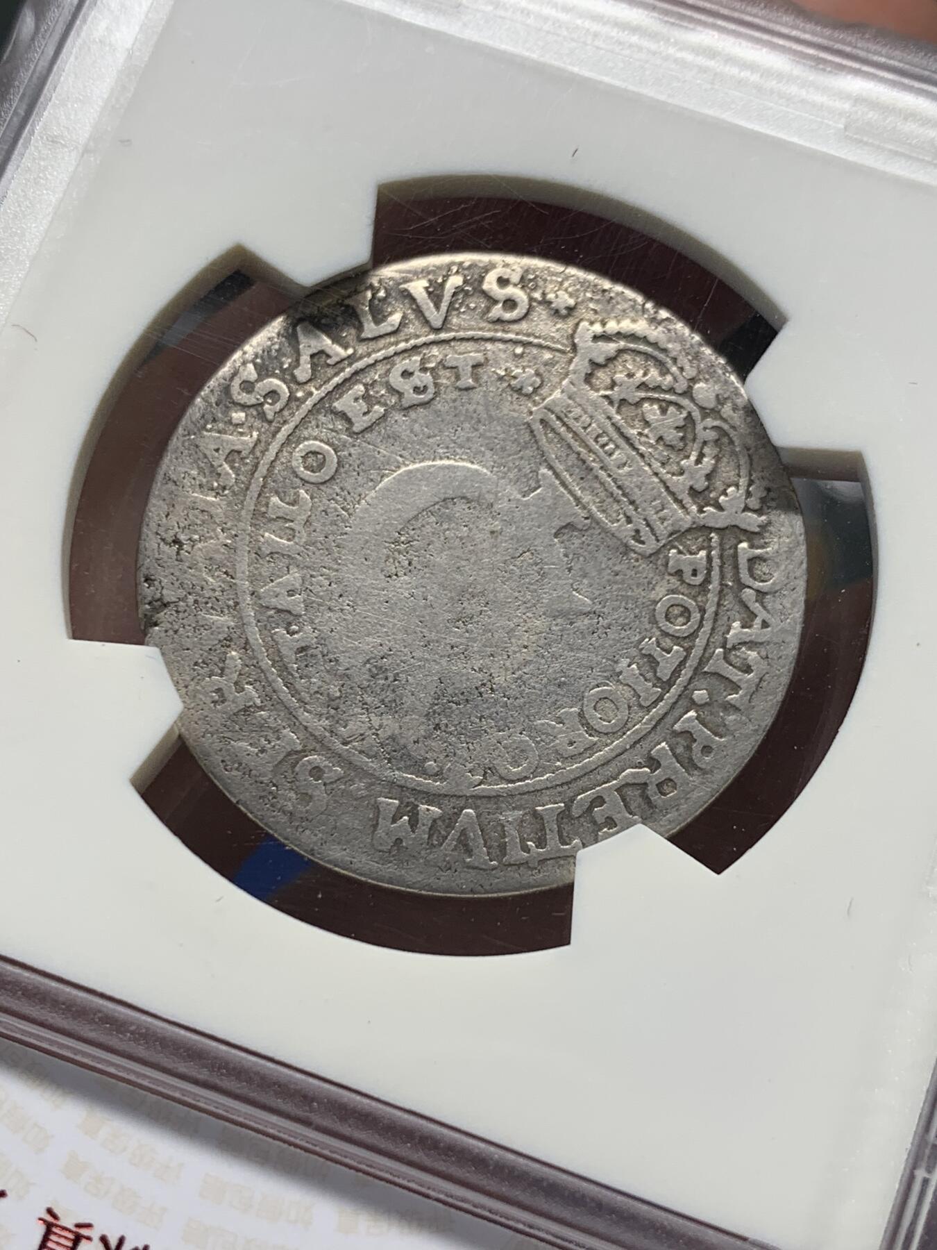 《竞宝斋》第435场 周日，周一2场连拍 （全场包邮） 稀少 1663年波兰立陶宛联邦银币，波兰国王和立陶宛大公约翰二世·卡齐米日.瓦萨时期打制，波兰历史上的传奇人物，曾击败了哥萨克-鞑靼联军；在“大洪水”时期英勇地抵抗瑞典军。正面：皇冠下君主签名，背面：波兰立陶宛联邦组合盾徽。面值：30格罗兹（1/3泰勒）。稀少品种，高品国际市场价高！