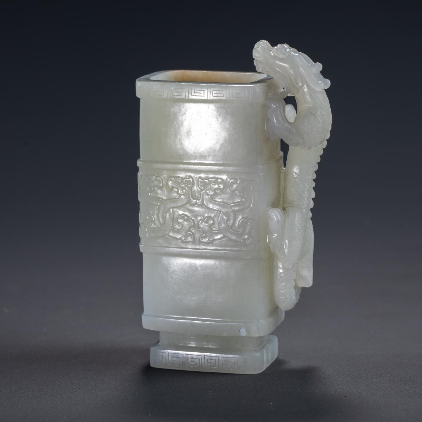 日本大阪雅和auction 2025金秋競賣會第一期 清 白玉龍紋梔杯 尺寸:W:5.5 H:9.5cm 備註:盒付