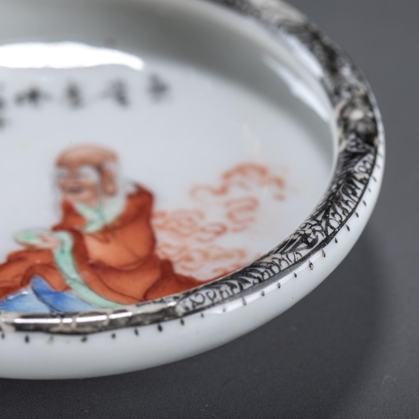 日本大阪雅和auction 2025金秋競賣會第一期 民國 達摩紋水盂 尺寸:D:9.5 H:2cm 備註:木箱,底座