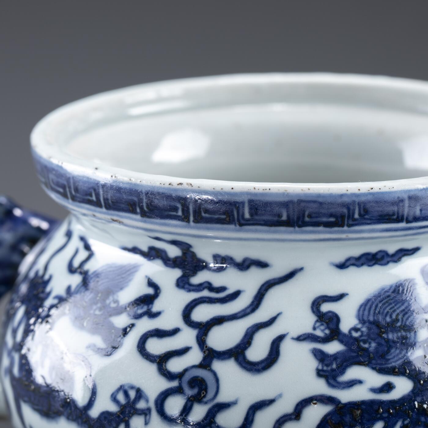 日本大阪雅和auction 2025金秋競賣會第一期 明 青花龍紋簋式爐 尺寸:W:23 H:12.5cm