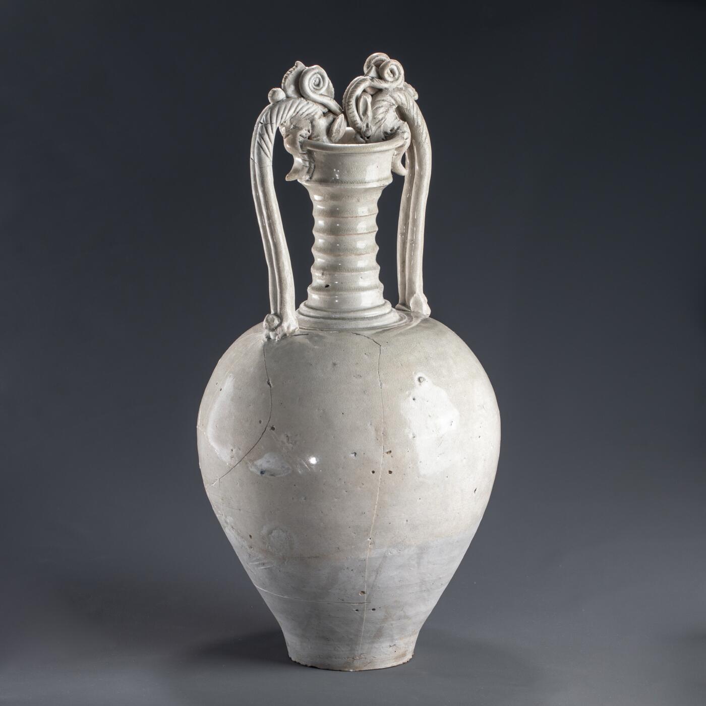 日本大阪雅和auction 2025金秋競賣會第一期 唐 白釉雙龍瓶 尺寸:D:26 H:52cm