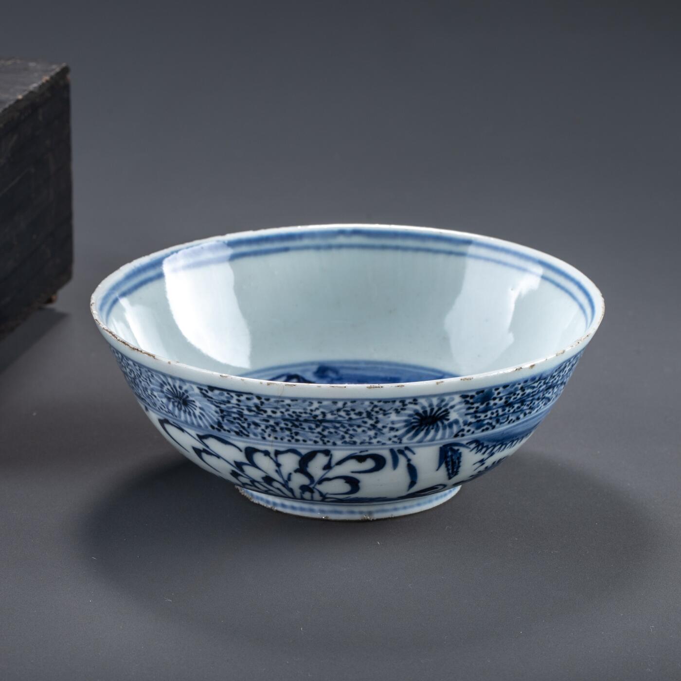 日本大阪雅和auction 2025金秋競賣會第一期 明末 青花飛鳥食宿大碗 尺寸:D:17.5 H:6.5cm 備註:木箱