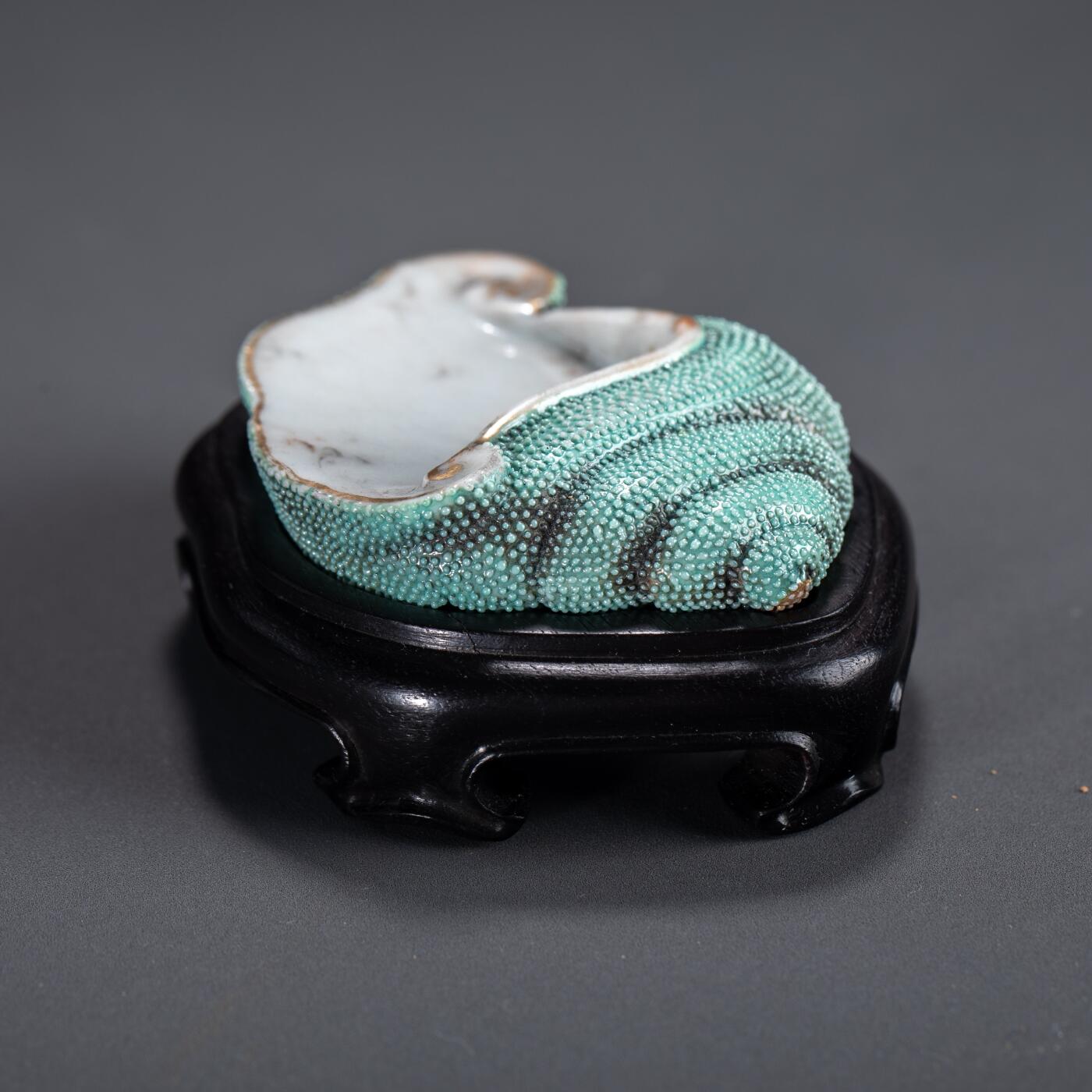 日本大阪雅和auction 2025金秋競賣會第一期 清 仿生釉海螺形筆舔 尺寸:W:7 H:1cm 備註:木箱,底座