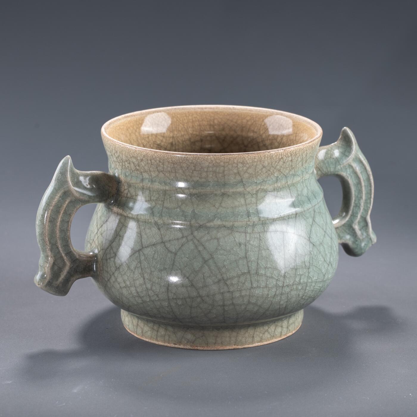 日本大阪雅和auction 2025金秋競賣會第一期 南宋 龍泉窯簋式爐 尺寸:W:23 H:13cm 備註:木箱