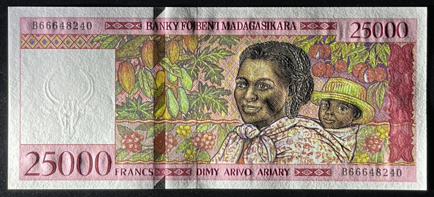 小福收藏拍卖第197期 裸钞场 本期有多张豹子号靓号 百慕大03年50元纪念钞百位号 马来亚和英属婆罗洲开国第一张纸币大冠女王 马来亚 41年1元英王乔六 法属太平洋10000法郎 捷克1000克朗纪念钞千位号  卢森堡 1000法郎  萨尔瓦多样钞 匈牙利 法罗群岛 危地马拉等多国精美纸币 马达加斯加 1998年 25000法郎 666豹子头 unc