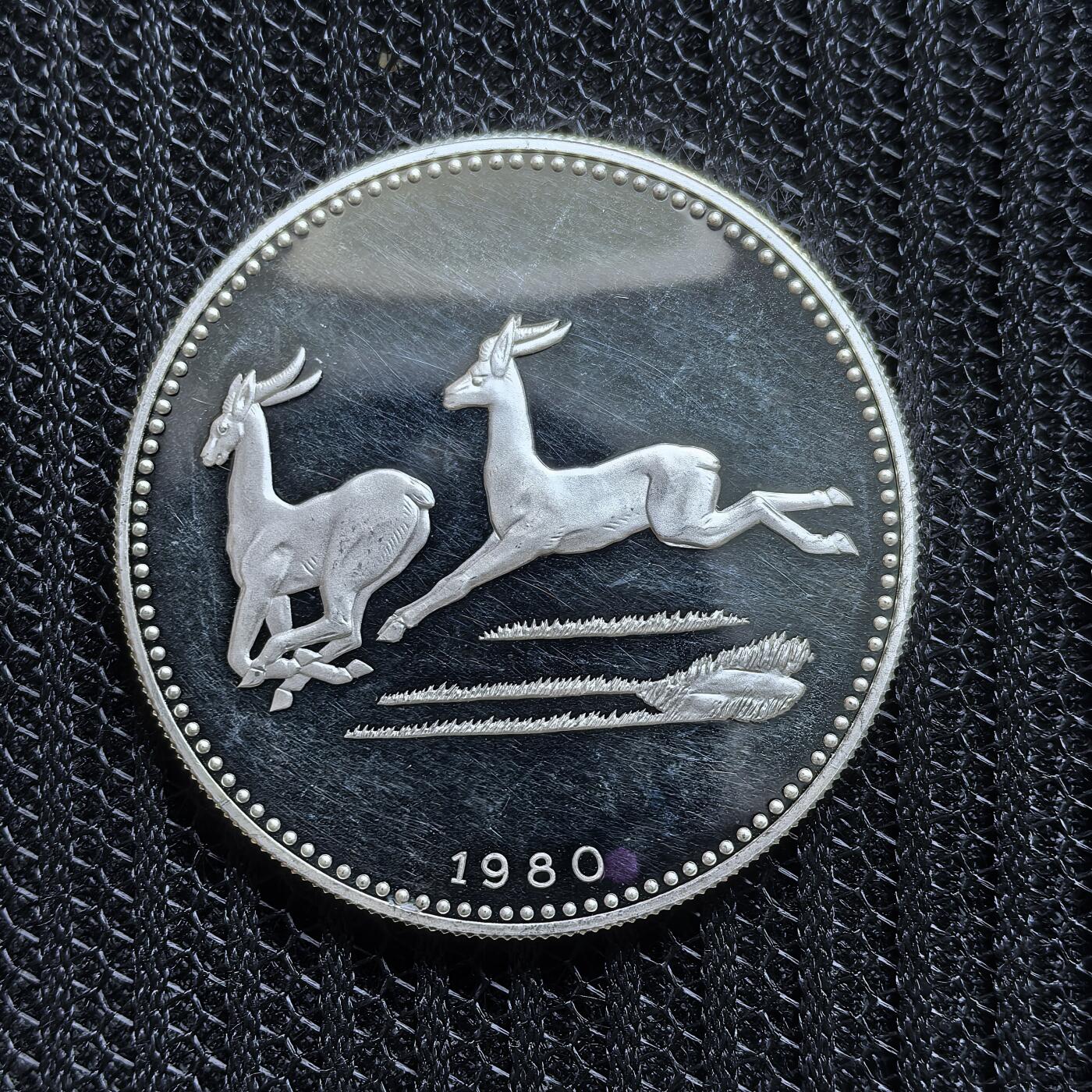 道一币馆币章第一百五十四场 赤道几内亚1980年黑斑羚2000埃库埃莱精制银币 31g 927S 1000