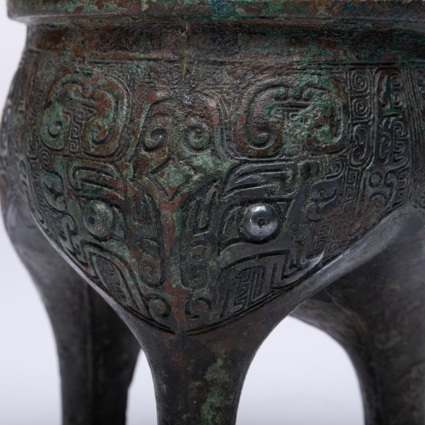 日本大阪雅和auction 2025金秋競賣會第一期 西周 饕餮紋分檔鼎 尺寸:W:9 H:11cm