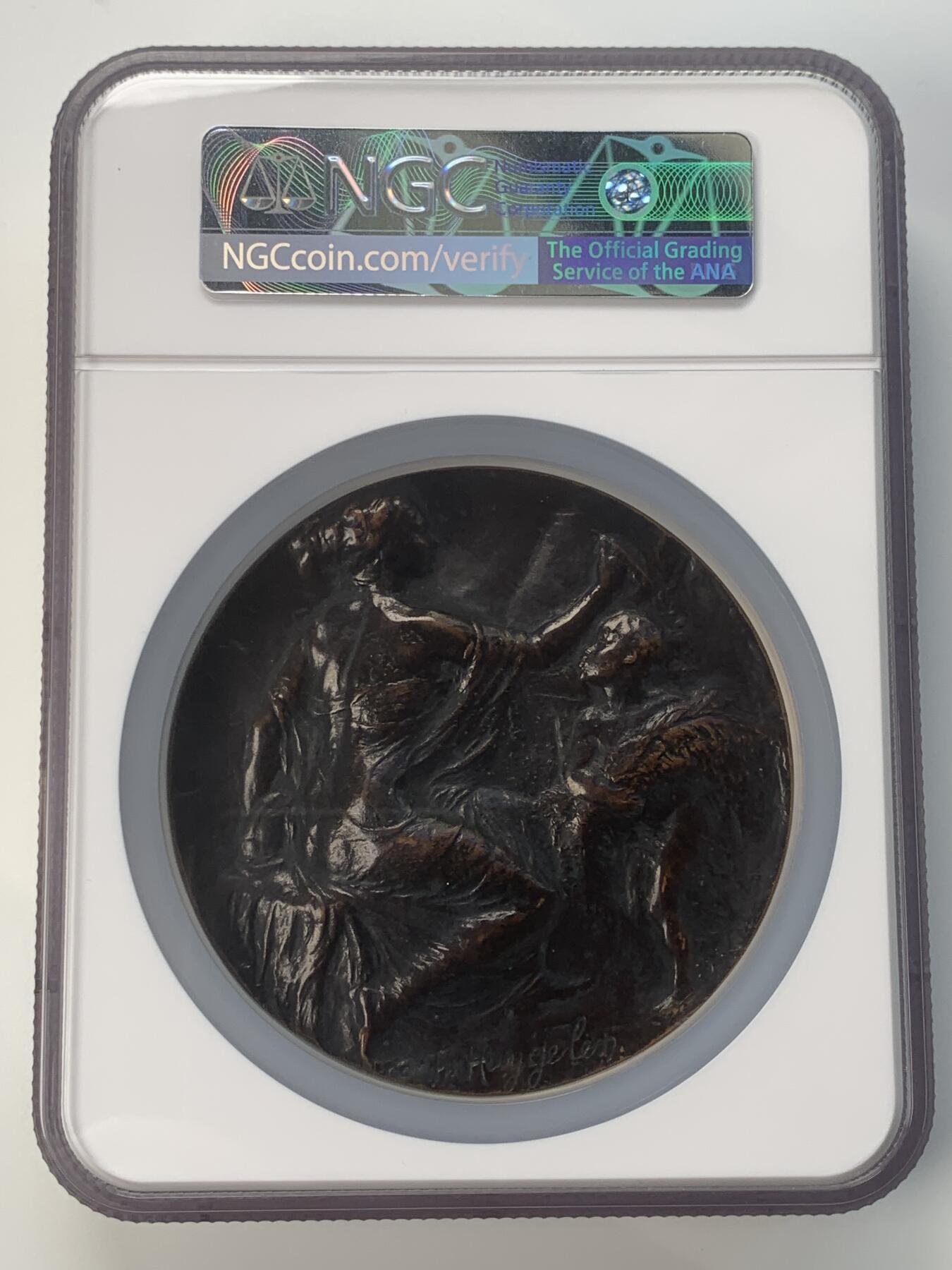 掌中浮雕-藏着的欧洲第040场 NGC MS62 : 1918年一战比属刚果纪念铜章，88mm，超级加厚盒子，连盒共重904.6克 ,（末图与普通加大盒子对比图）