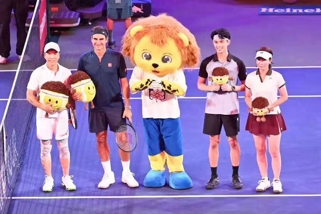 零元拍：网球天王罗杰-费德勒亲签2025上海劳力士网球大师赛“费德勒挚友挚友”合影VIP胸卡！