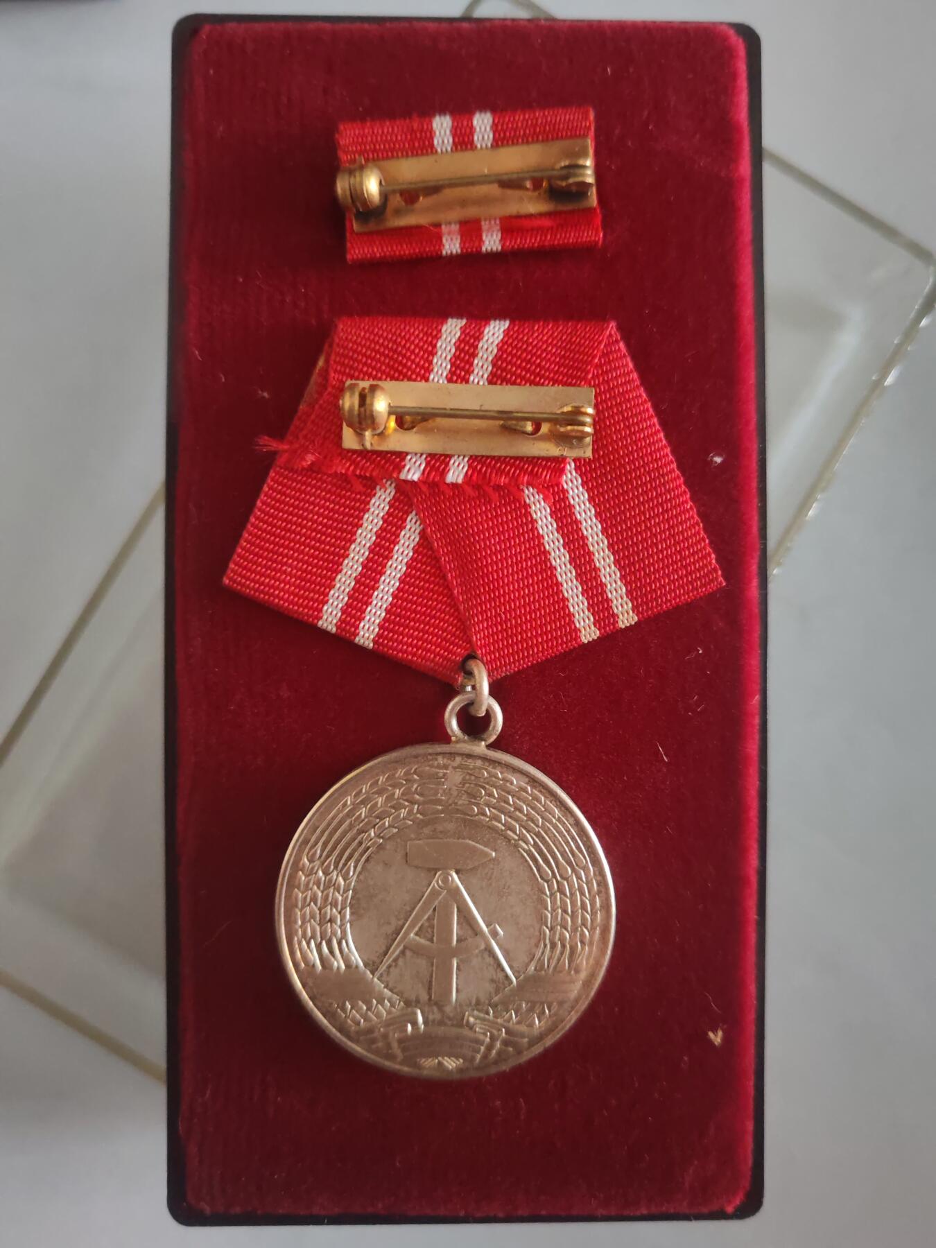 韵星假日拍卖第三十期 -- Rimey Holidays Auction 30 民主德国银级工战队忠诚服务奖章 带原盒略