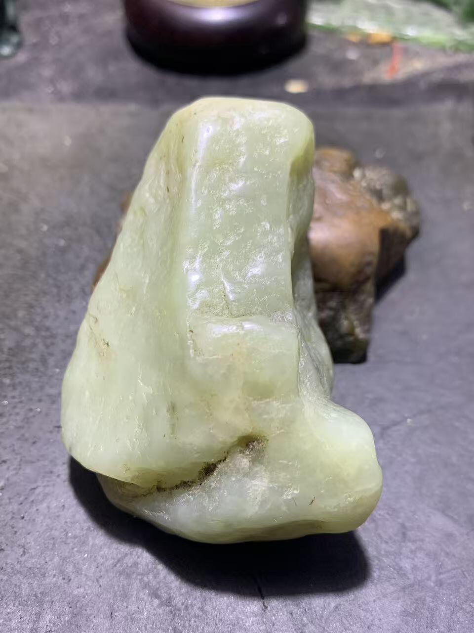 新疆戈壁沙枣青和田玉原石一颗，