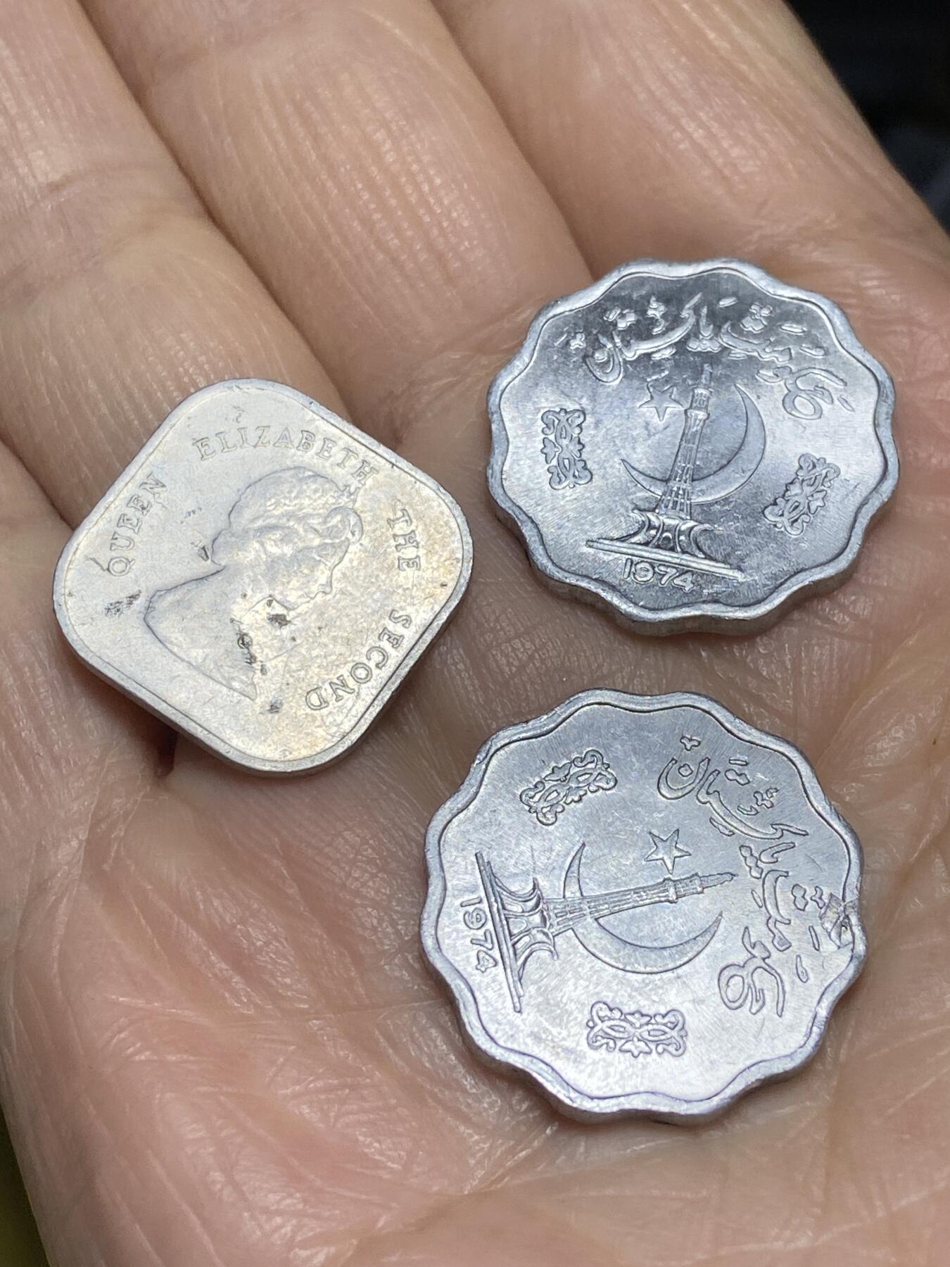 2025年第一百二十二场(总第一百四十八场）外国好品散币(免佣金) 散币3枚：东加勒比1996年2分，巴基斯坦🇵🇰1974年10派沙