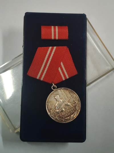 韵星假日拍卖第三十期 -- Rimey Holidays Auction 30 - 民主德国银级工战队忠诚服务奖章 带原盒略