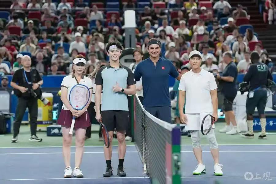 零元拍：网球天王罗杰-费德勒亲签2025上海劳力士网球大师赛“费德勒挚友挚友”合影VIP胸卡！