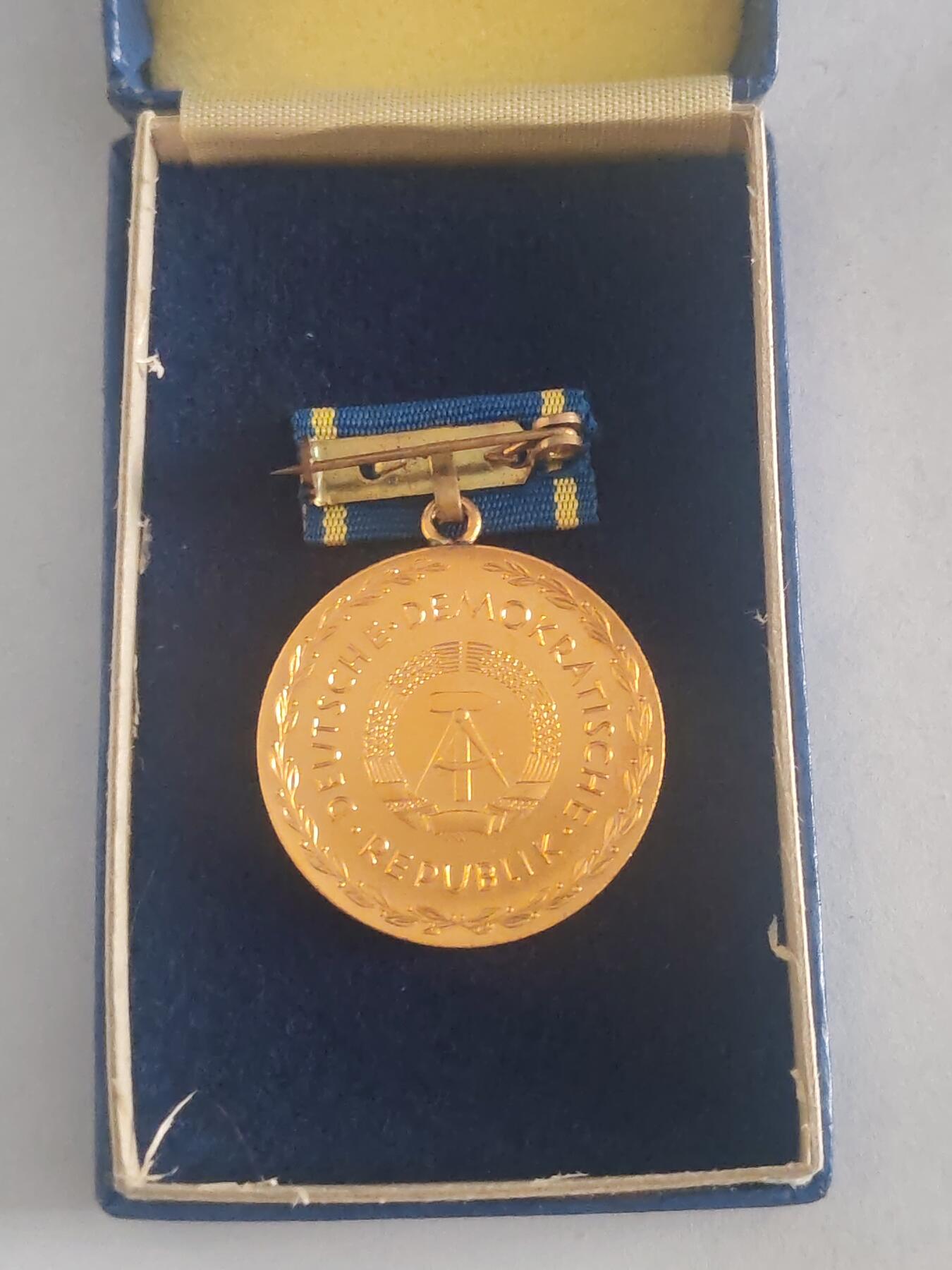 韵星假日拍卖第三十期 -- Rimey Holidays Auction 30 民主德国金级斐斯泰洛齐奖章 带原盒