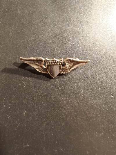 老王徽章第161期 - 美国二战陆军航空兵飞行员技能章     925银     横针版     1.25英寸