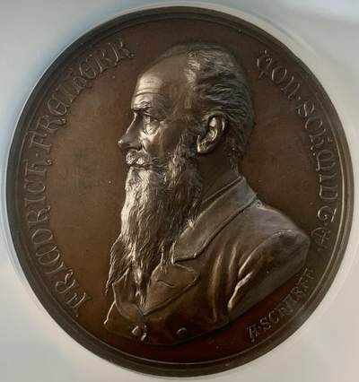 掌中浮雕-藏着的欧洲第040场 - NGC MS63 : 1888 年维也纳圣史蒂芬大教堂落成 25 周年纪念，58mm，正面为建筑师弗里德里希·弗赖赫尔·冯·施密特。大师安东·沙夫作品