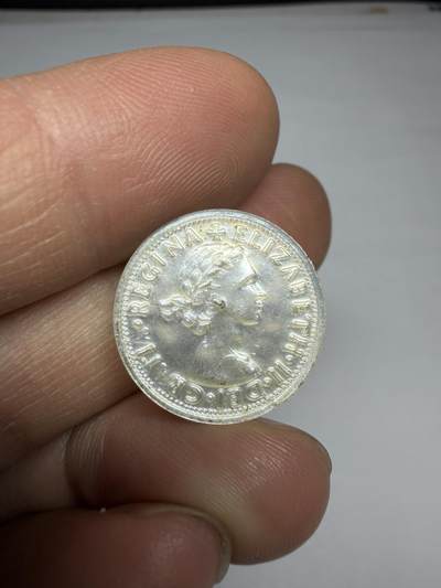 2025年集古藏今外币拍卖第十期-第2场—（总第282拍），可以寄存60天，满160元包邮。 - 英国6便士纪念章，材质似贝壳类