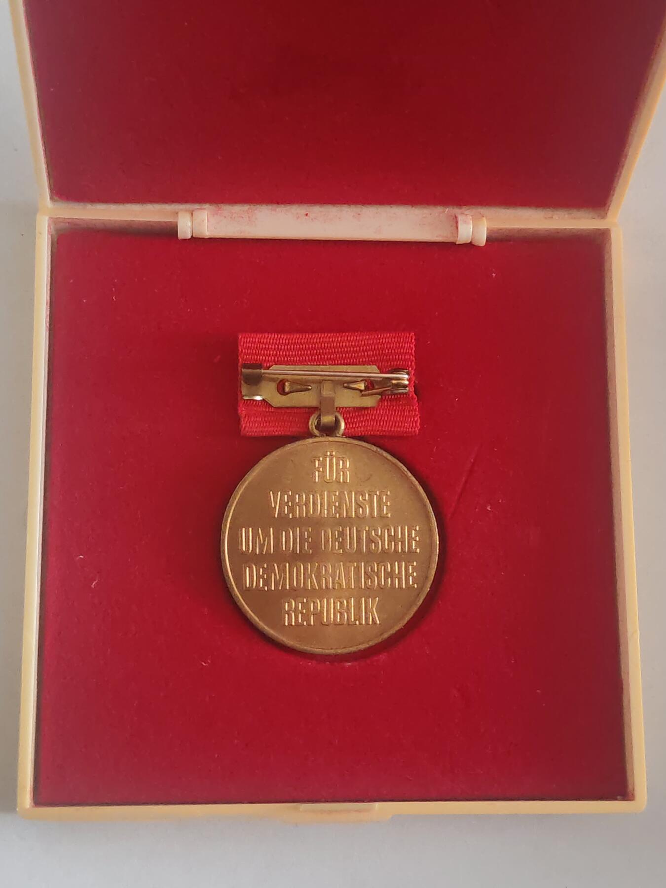 韵星假日拍卖第三十期 -- Rimey Holidays Auction 30 民主德国建国四十周年纪念章 带原盒