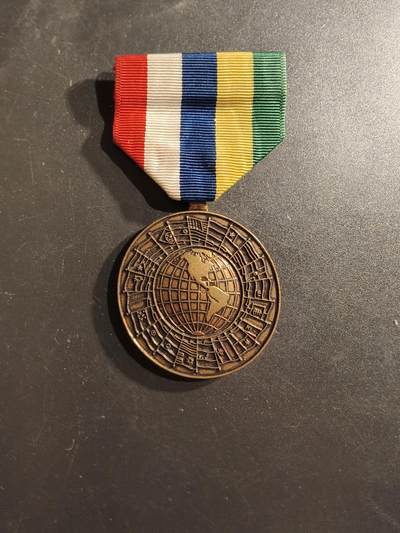 老王徽章第161期 - 美洲防务委员会奖章     该奖章由美洲防务委员会颁发，以表彰在美洲防务合作方面做出贡献的人员。