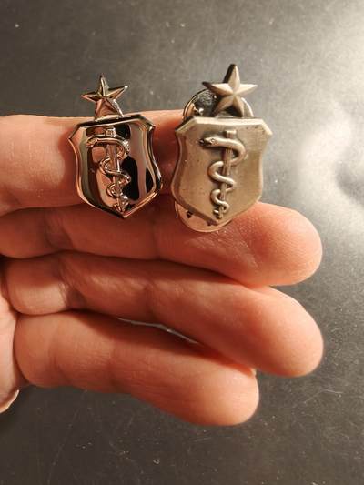 老王徽章第161期 - 美国空军中级医疗护士领章一组     不同版本