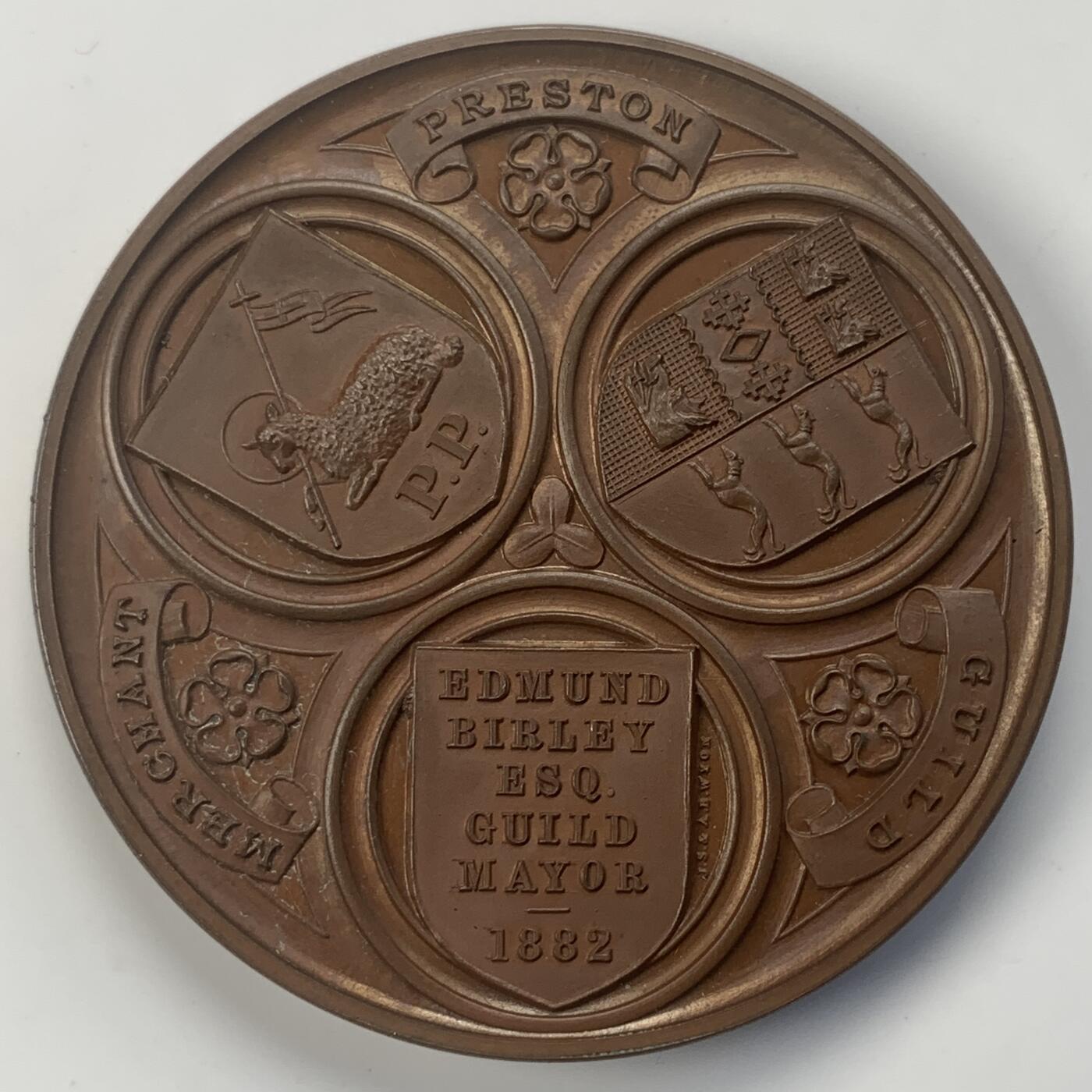 掌中浮雕-藏着的欧洲第040场 1882年普雷斯顿商人协会博览会铜章 J.S.和A.B.Wyon雕刻，52mm，纸盒。品相非常好